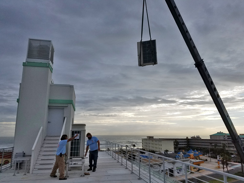 Setting condenser on top of the historical streamline hotel .